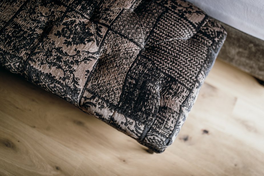 Chesa Monte - Zimmer Detailbild, Bettbank Muster, kariert, strukturiert