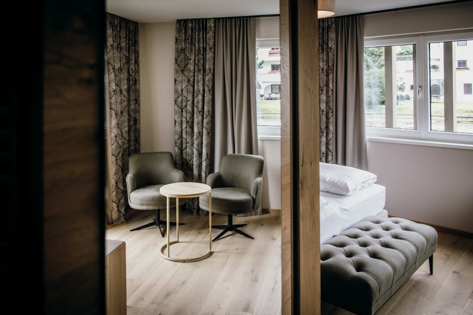 Chesa Monte - Zimmer Fauteuils, Muster, Vorhangmuster, Beistelltisch, Bettbank, Vorhänge