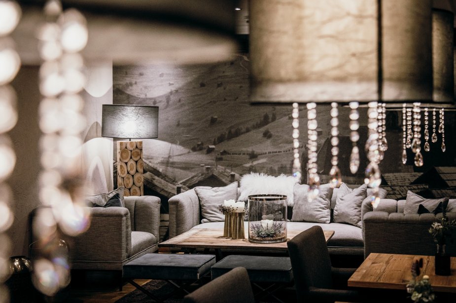 Chesa Monte - Loungebereich Beleuchtung, gemütlich, Holz, Sitzbank, Beistelltisch, Sofa