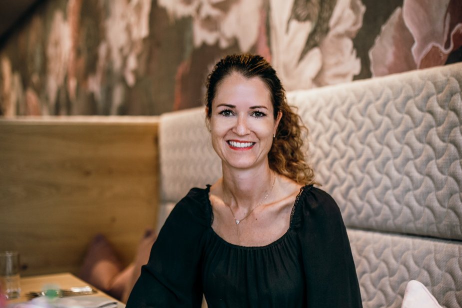 Carina Winkler Porträt Carina Winkler im Restaurant, Inhaberin, Kunden